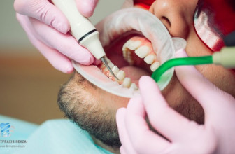 Mit PZR beim Zahnarzt Nekzai in Hamburg Wandsbek Karies und Zahnfleischentzündungen vorbeugen